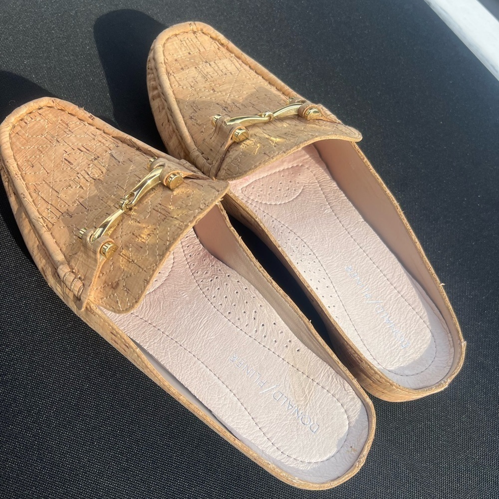 Donald  Pliner Women’s 9.5 Cork Mules - Picture 2 of 6